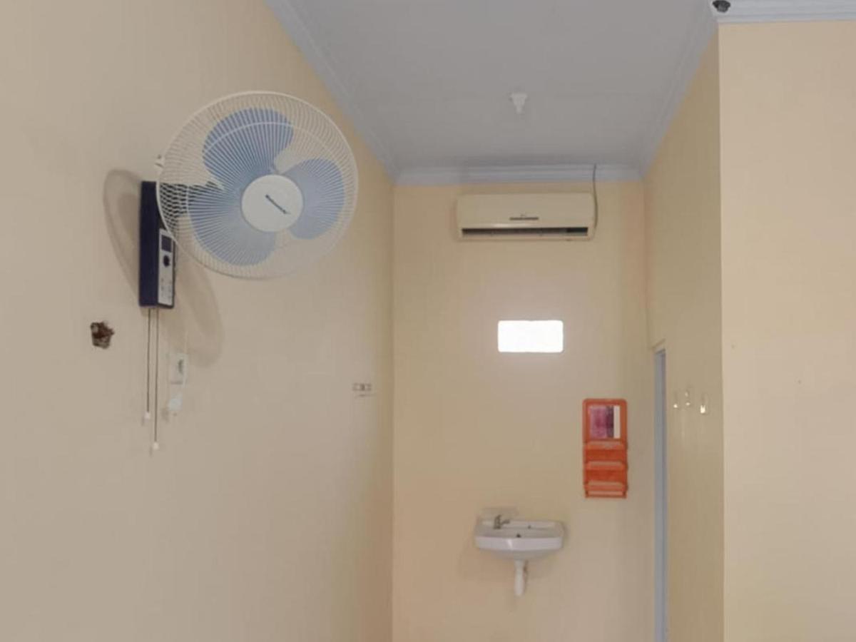Zulfina Homestay Syariah Mitra Reddoorz バニュワンギ エクステリア 写真