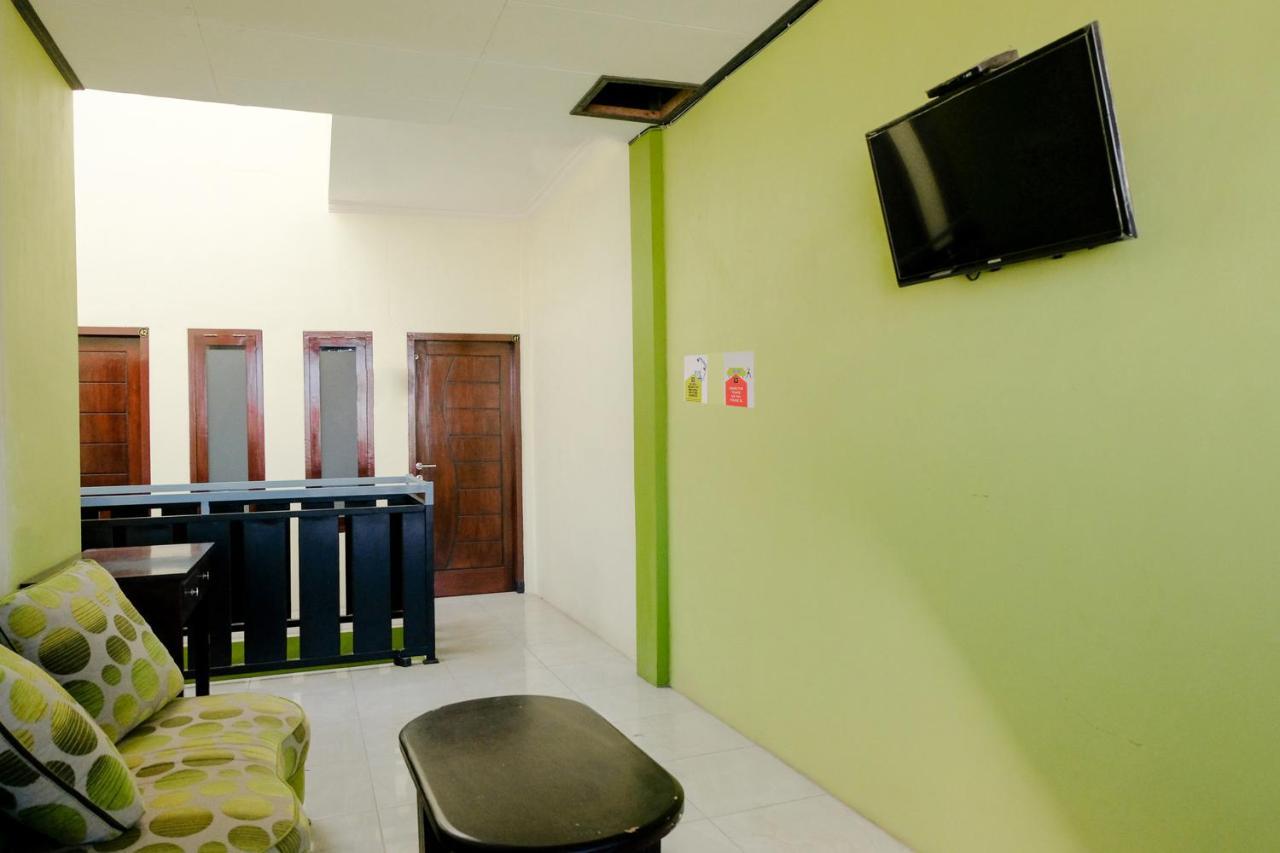 Zulfina Homestay Syariah Mitra Reddoorz バニュワンギ エクステリア 写真