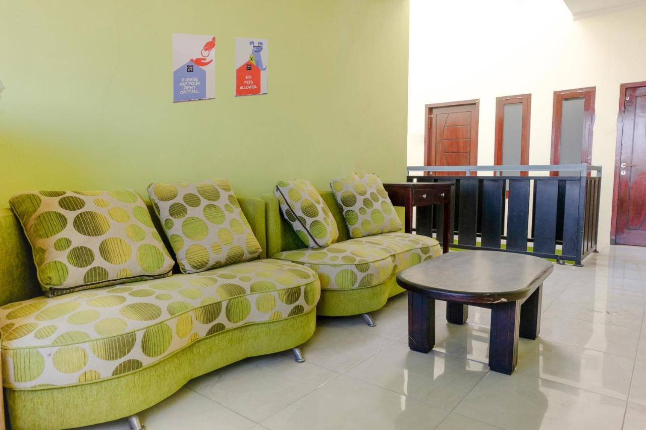 Zulfina Homestay Syariah Mitra Reddoorz バニュワンギ エクステリア 写真
