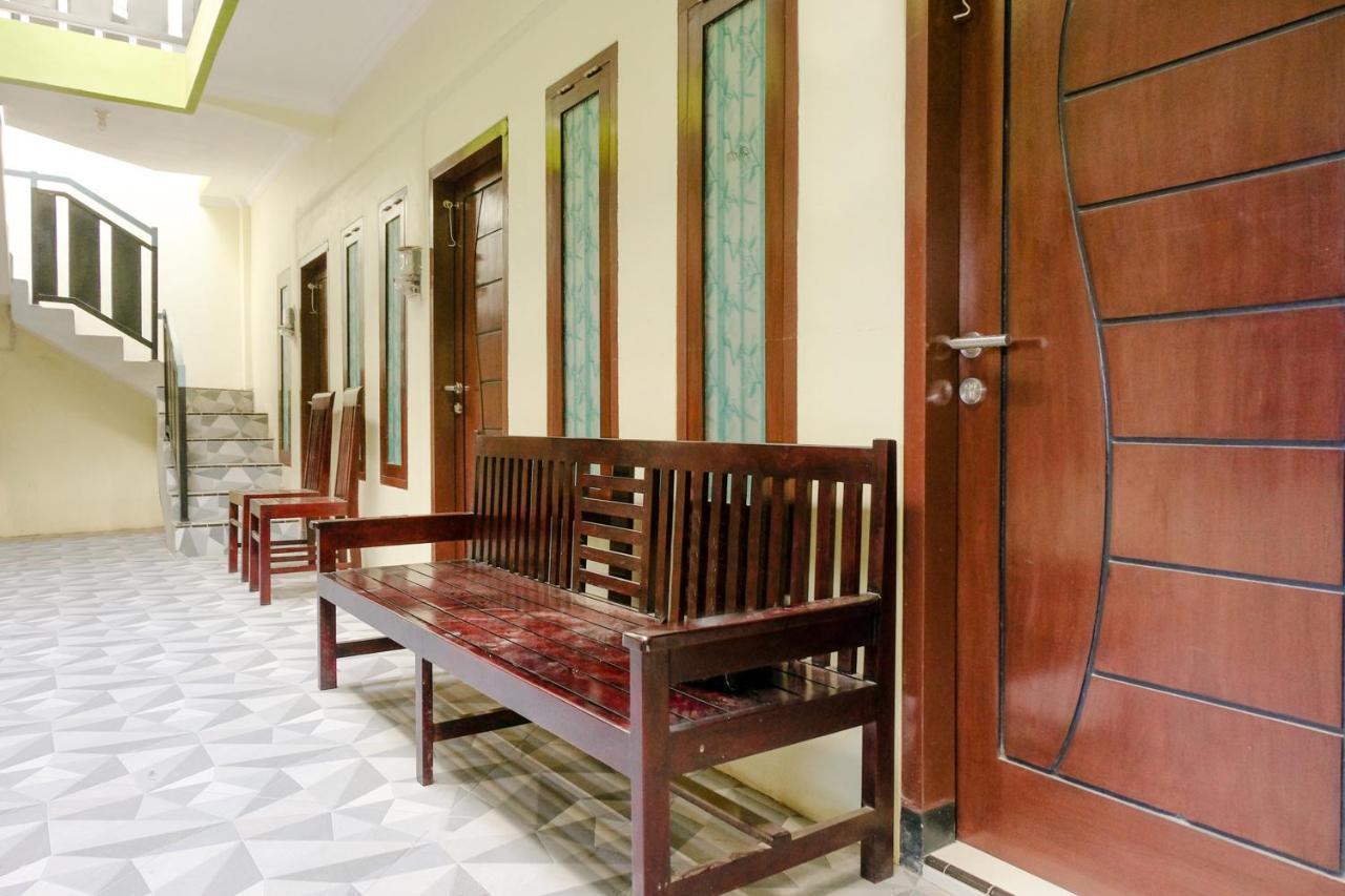 Zulfina Homestay Syariah Mitra Reddoorz バニュワンギ エクステリア 写真