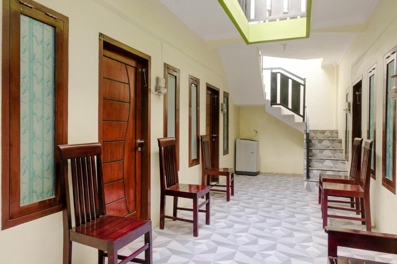 Zulfina Homestay Syariah Mitra Reddoorz バニュワンギ エクステリア 写真