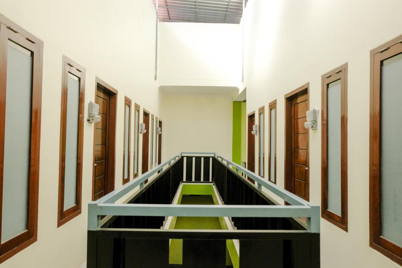 Zulfina Homestay Syariah Mitra Reddoorz バニュワンギ エクステリア 写真