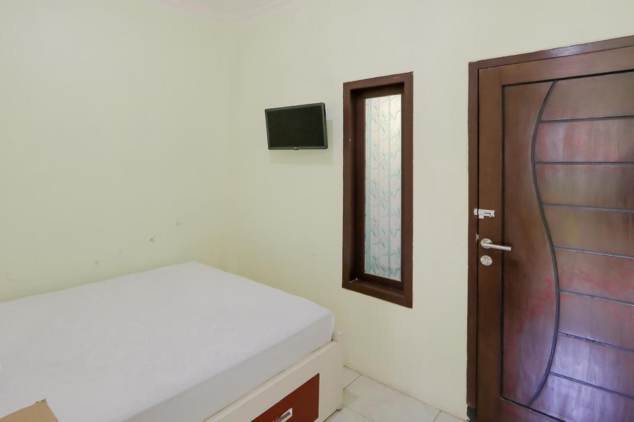 Zulfina Homestay Syariah Mitra Reddoorz バニュワンギ エクステリア 写真